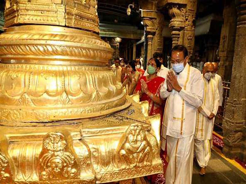 Venkaiah offers prayers to Lord Venkateswara Swamy at Srivari temple