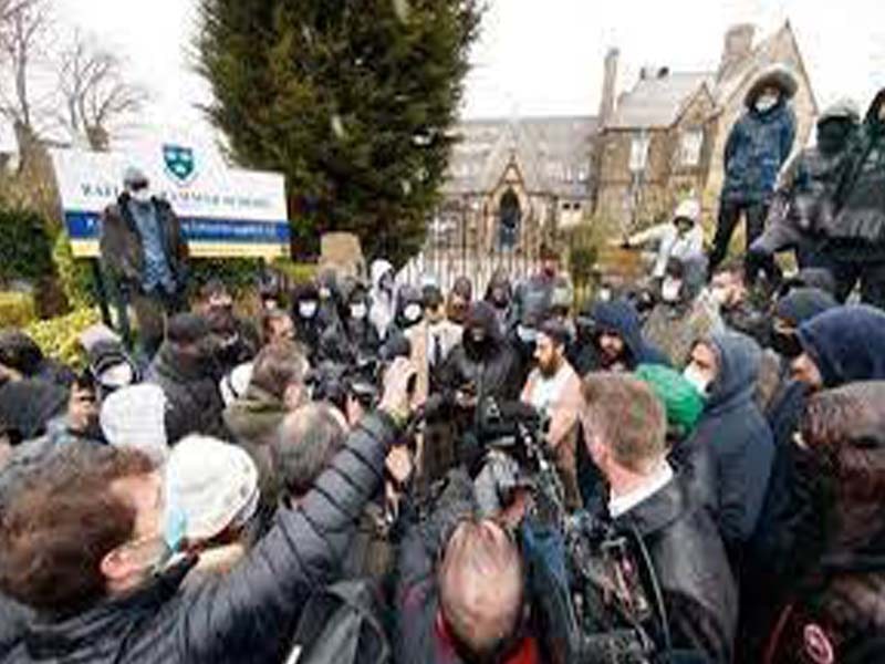 Teacher in UK school fears for life amid uproar over prophet cartoon