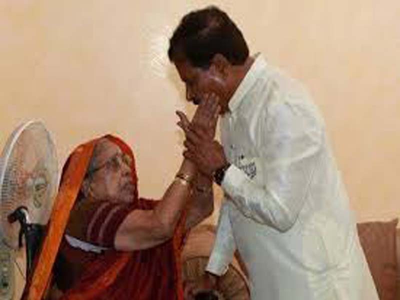 Late former union minister Suresh Angadi’s mother passes away
