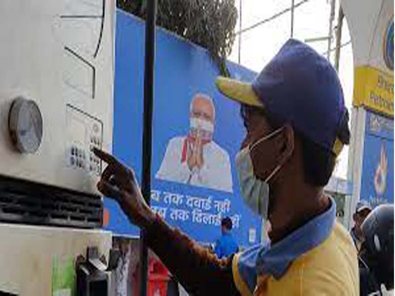 ECI directs petrol pumps to remove PM photos from holdings within 72 Hours