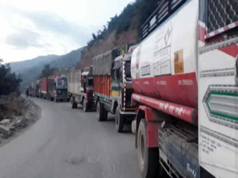 Despite the rain, traffic resumes on the Srinagar-Jammu highway