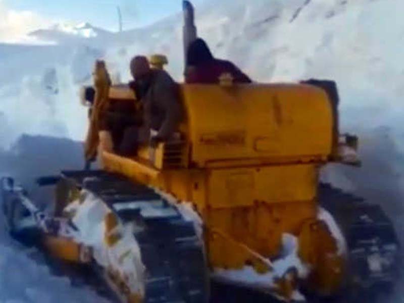 Fresh snowfall delays reopening of Bandipora-Gurez road