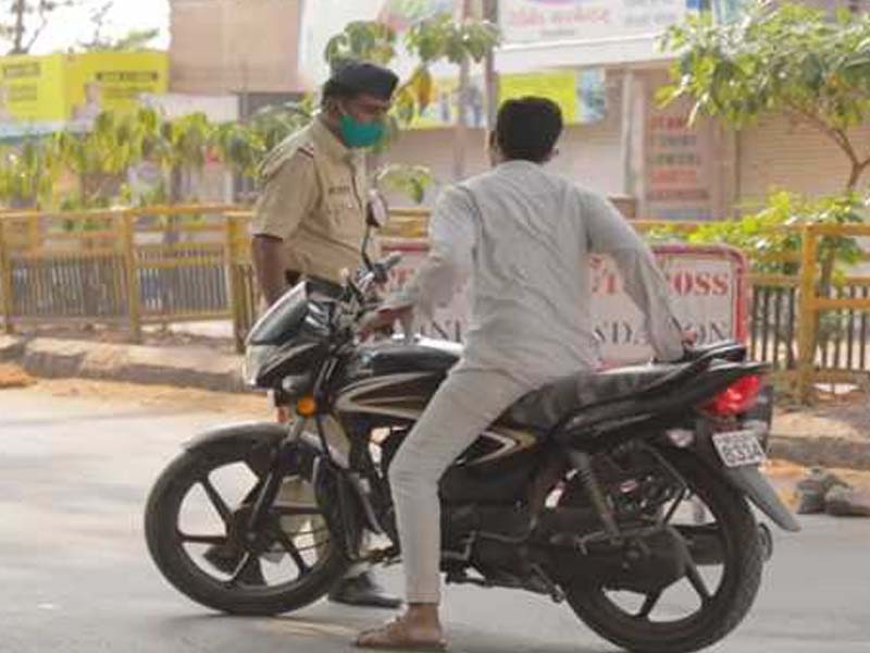 Maharashtra police enforce the inter-district travel ban