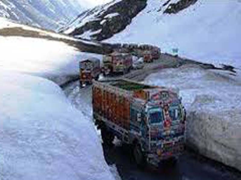Two-way LMV, one-way HMV traffic resumes on Kashmir highway