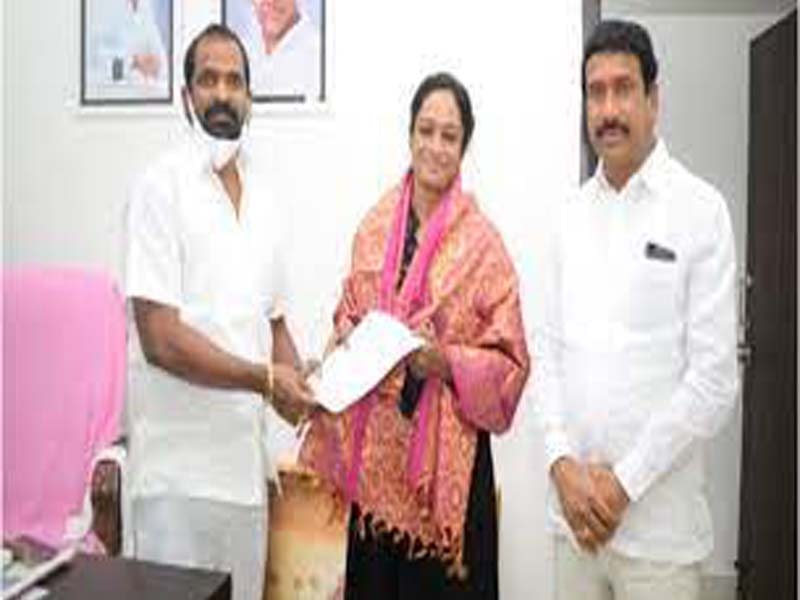 Telangana swimmer Shyamala meets Sports Minister, seeks financial assistance