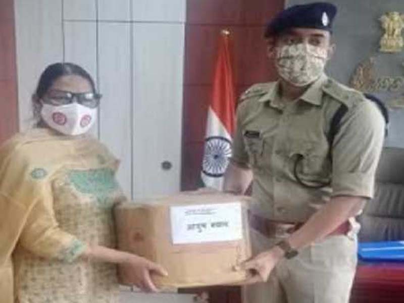 District Ayush officer handed over packets of Ayush Kwath kadha to the SP