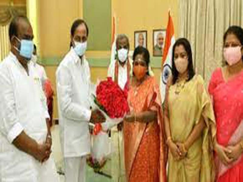Telangana CM calls on Guv, conveys birthday wishes to her