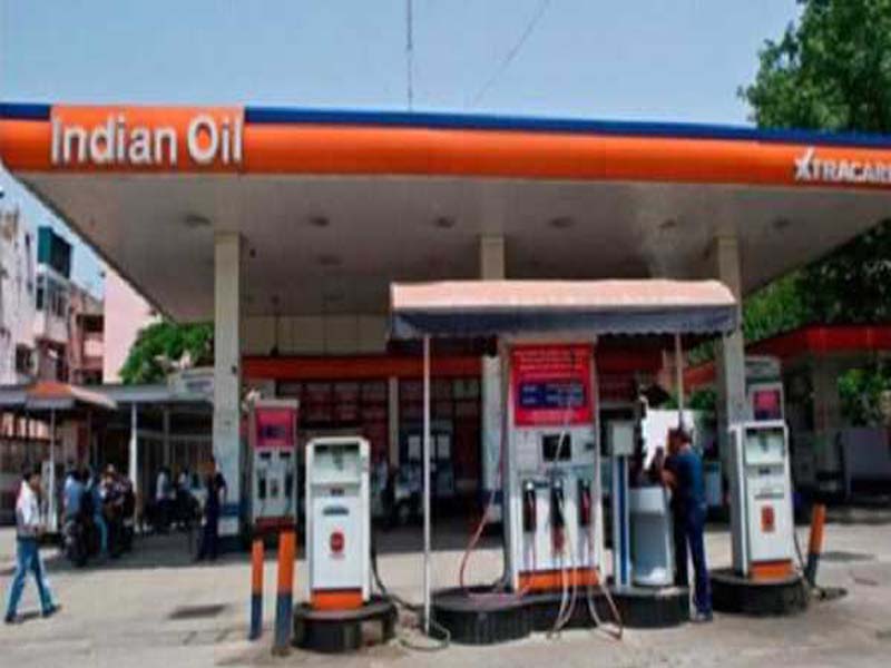Petrol price crosses Rs 100 per liter in Delhi