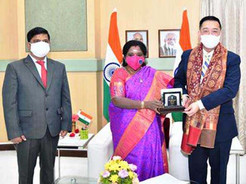 Simon Wong & his delegation calls on Telangana Guv at Raj Bhavan
