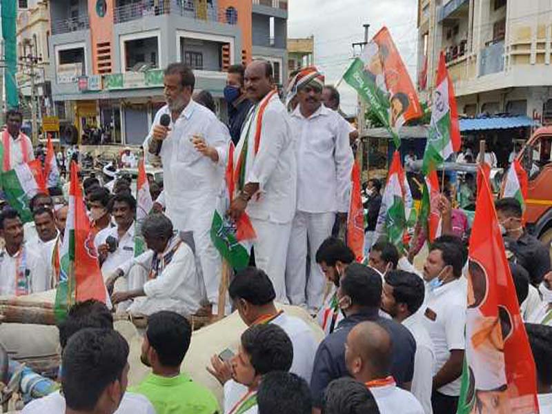 Congress hold dharnas protesting against hike in Petrol, LPG prices in Telangana