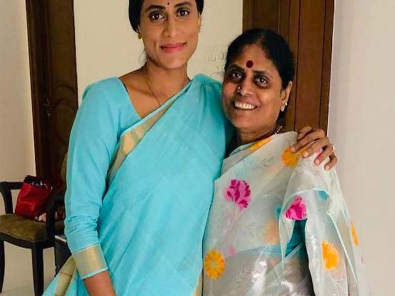If YSR is alive he would have not permitted Smt Vijayamma and Smt Sharmila to criticize the Congress Party.