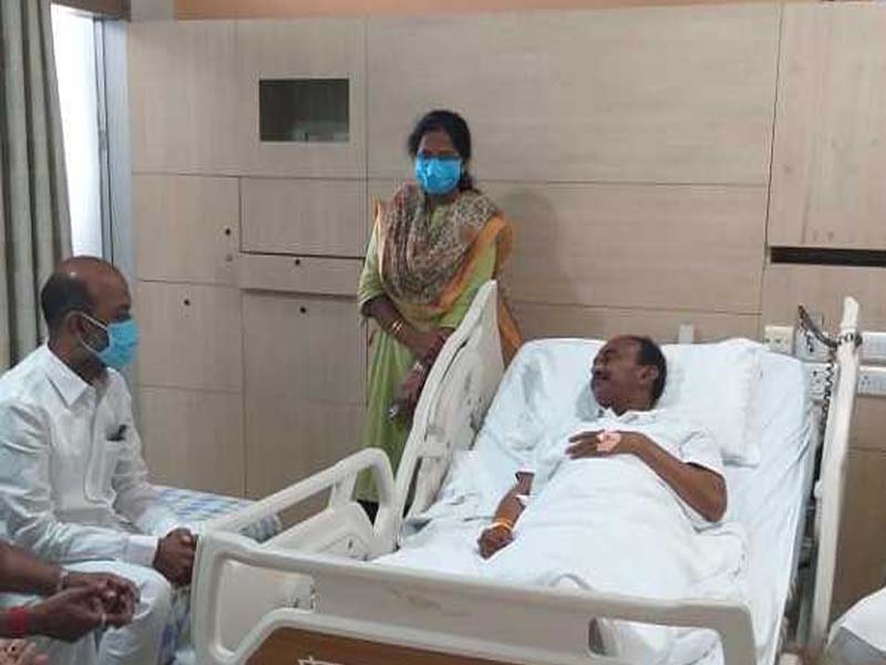 BJP’s Telangana unit Prez Sanjay visits former Minister Etela Rajender at hospital