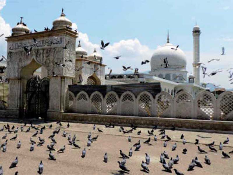 COVID: Friday prayers remain suspended in Jamia Masjid, Hazratbal, other shrines in Kashmir