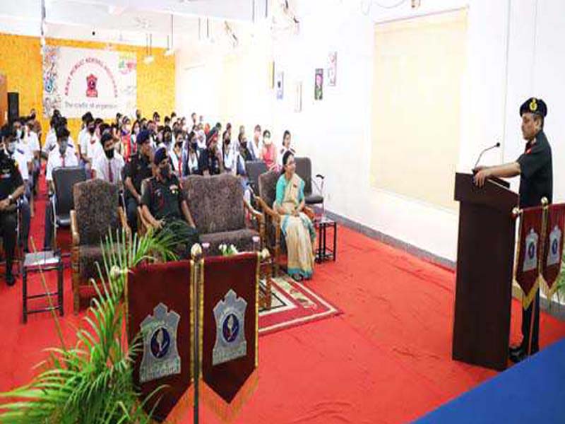 Gen R K Singh felicitates quiz team of Army Public School in Hyderabad