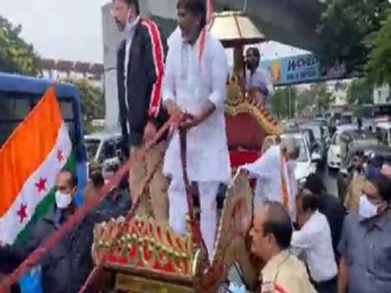 Cong legislators reach Telangana Assembly complex in a horse-driven cart