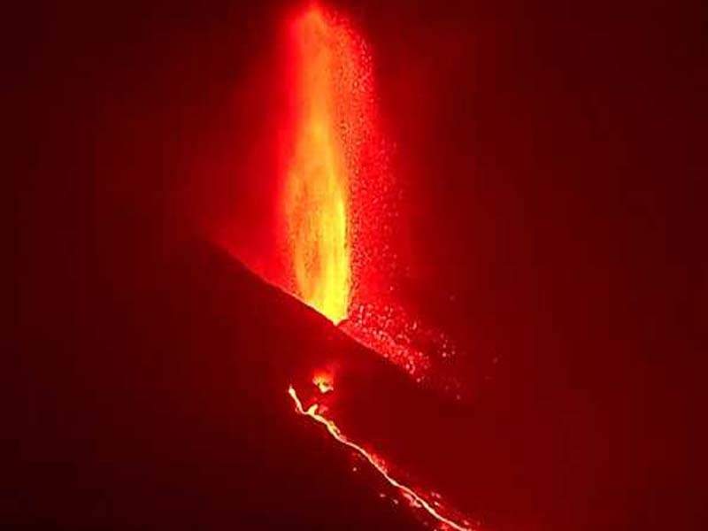 La Palma authorities warn of harmful gas emissions if lava flows reach sea