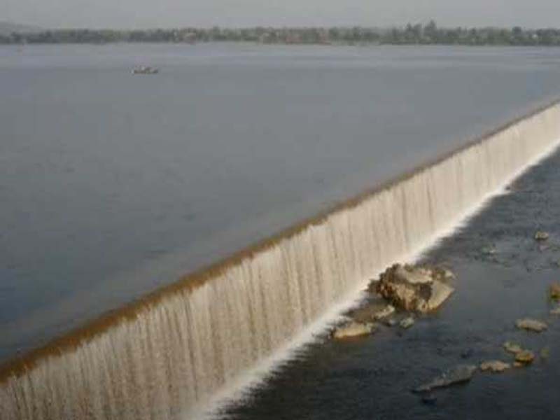 Admin on alert after continuing inflow of water raised up the level of Godavari