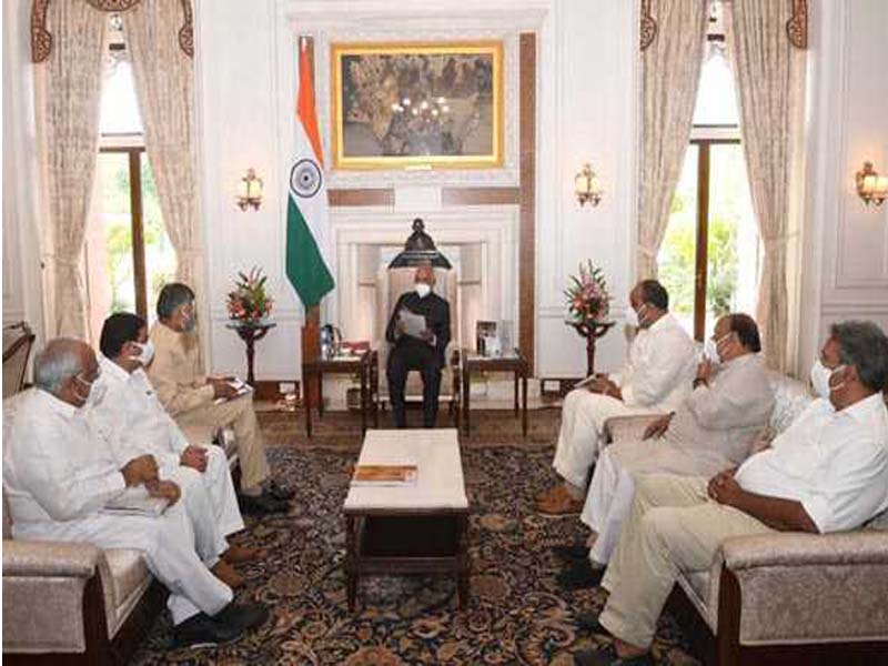 Naidu meets Kovind, seeks imposition of President’s Rule in AP