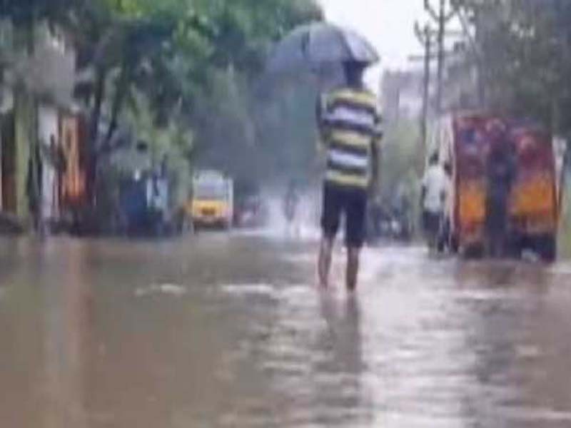 Incessant heavy rain lashes Pondy & suburbs for second day today, normal life disrupted