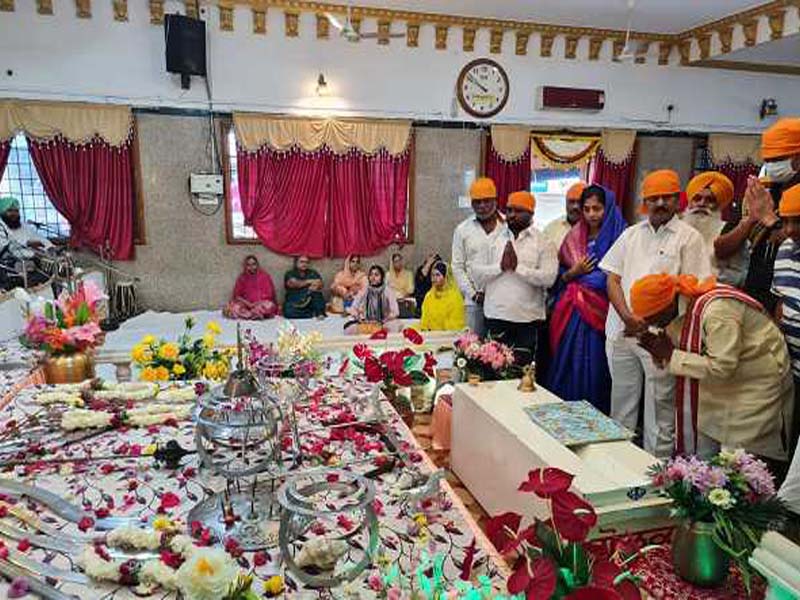 Guru Nanak Jayanti : Dattatreya pays obeisance at Gurudwara Sahib in Hyderabad