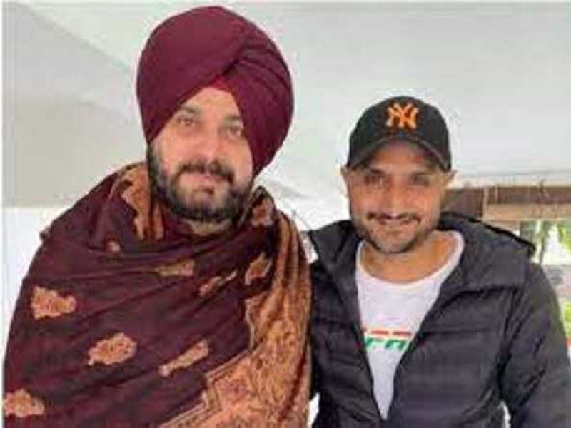 Speculations of Bhajji joining Congress as Sidhu shares picture with Harbhajan