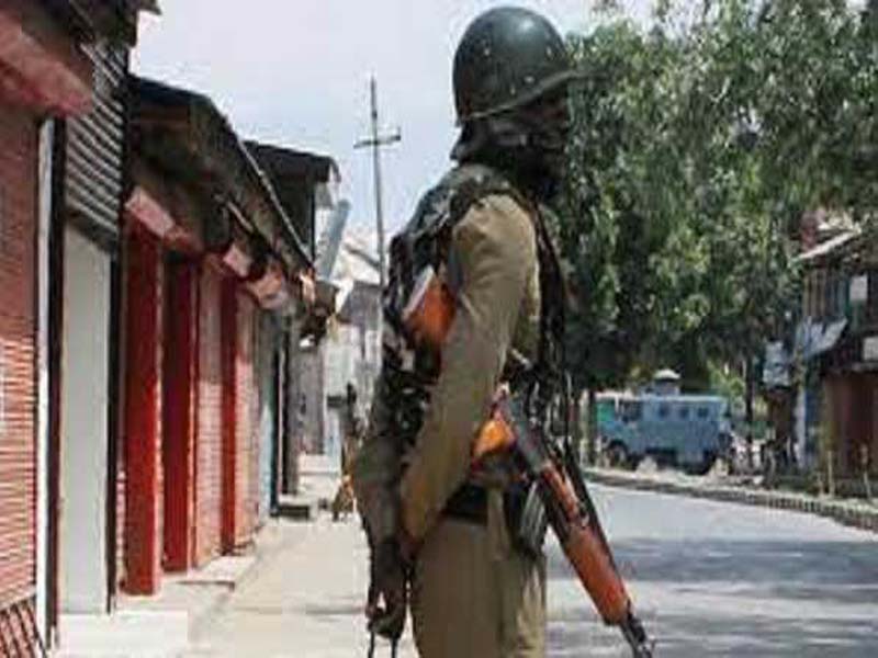 Militants shot at and injure a policeman in Pulwama