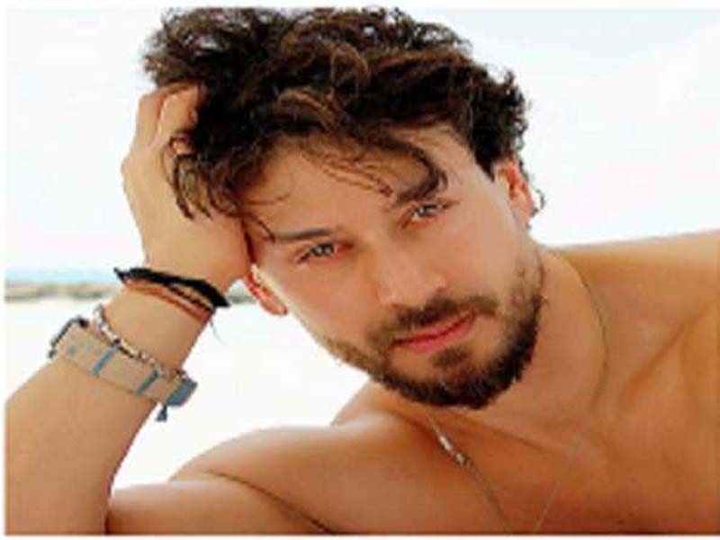 Tiger Shroff wishes New year in advance