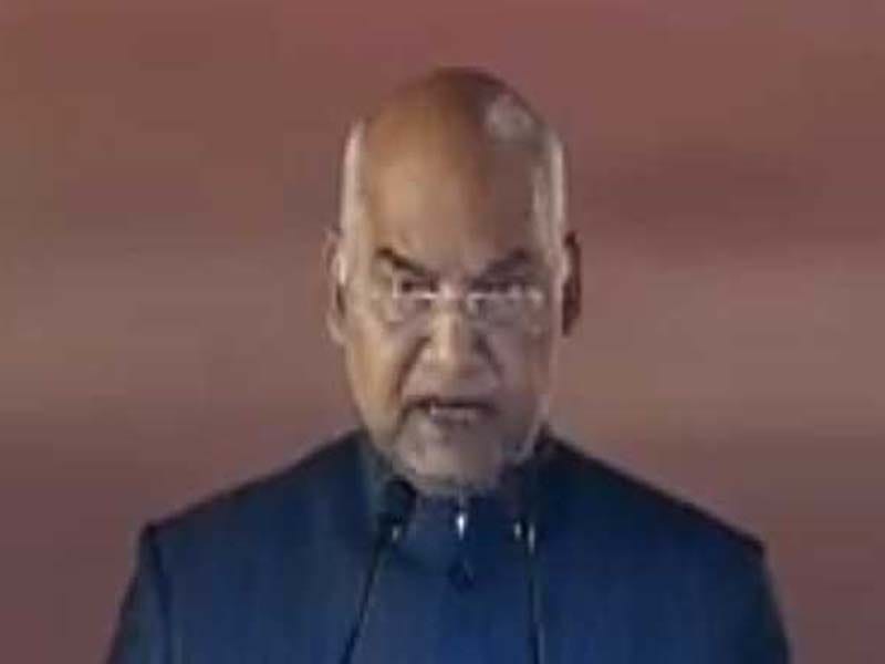 President greets people on eve of New Year 2022