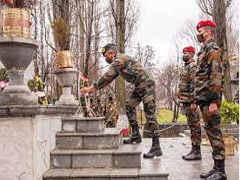 Lt Gen Pandey lays wreath at Chinar Corps War Memorial