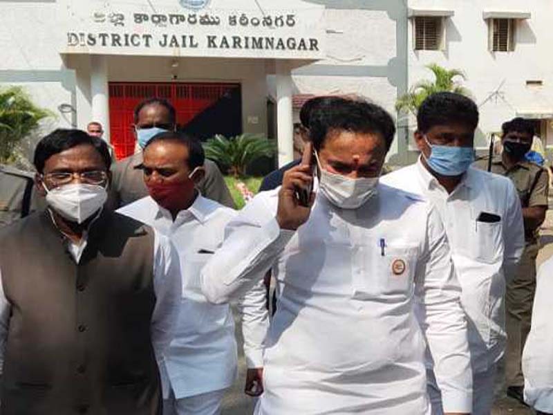 Kishan Reddy, Eatala meet Sanjay at Karimnagar jail