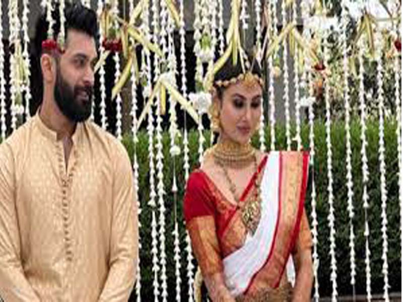 Mouni ties knot with Suraj Nambiar