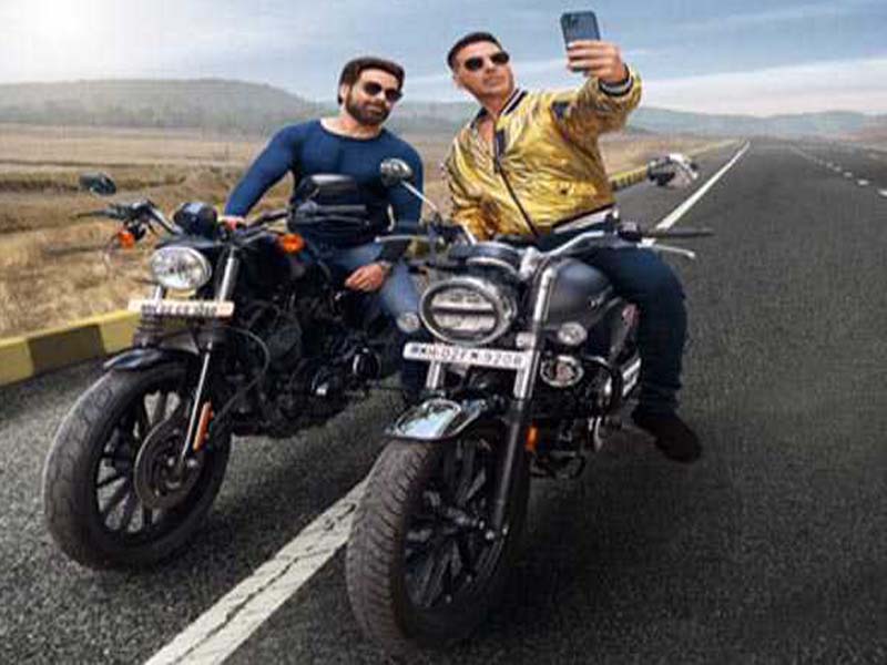 Akshay, Emraan post selfie for Selfiee