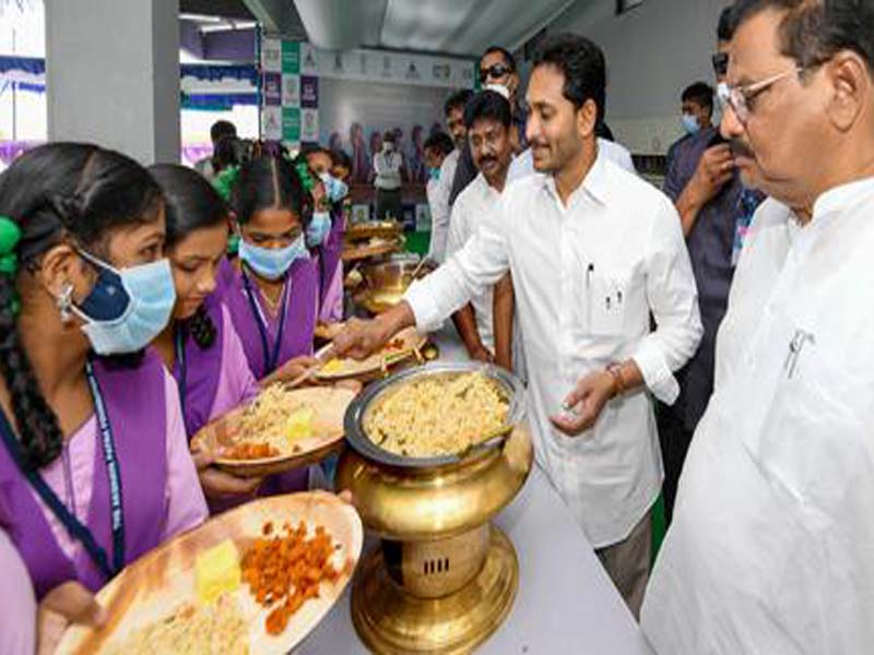 AP CM serves food for students