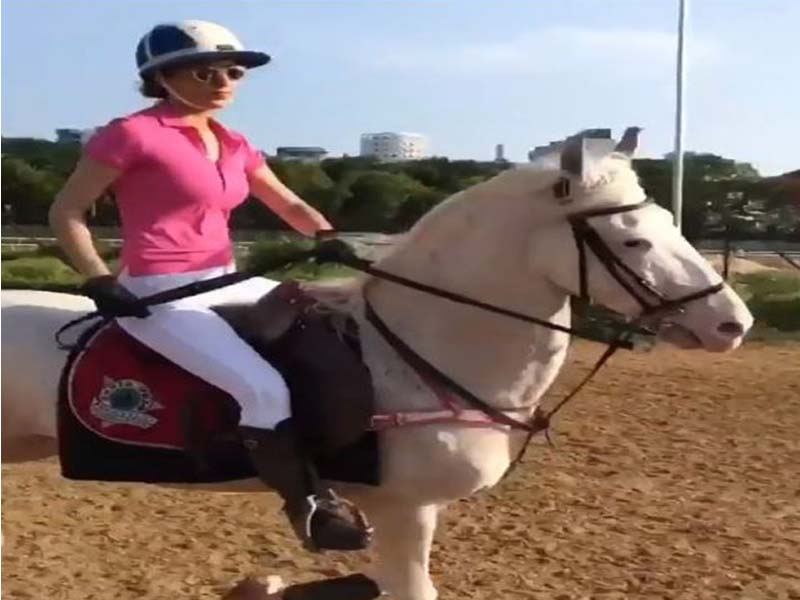 Its Horse-Sun-Funday for Kangana
