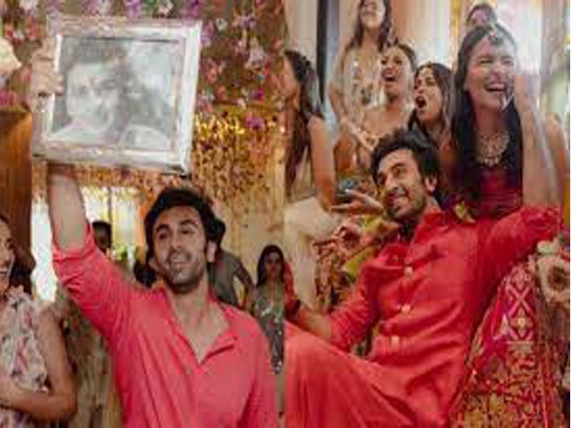 Adorable pics surface from Ranbir-Alia mehendi