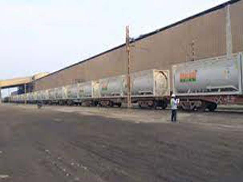 SCR loads bulk cement in specialised tank containers
