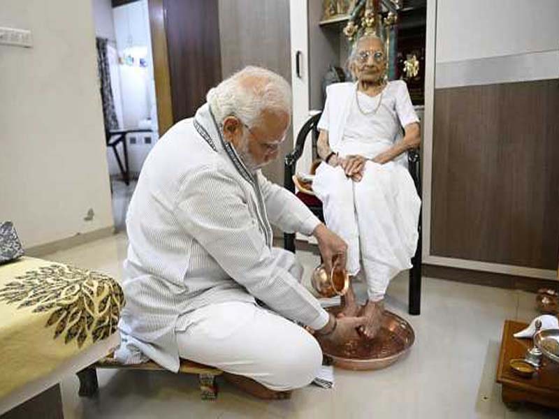 Modi takes mother’s blessings on her birthday