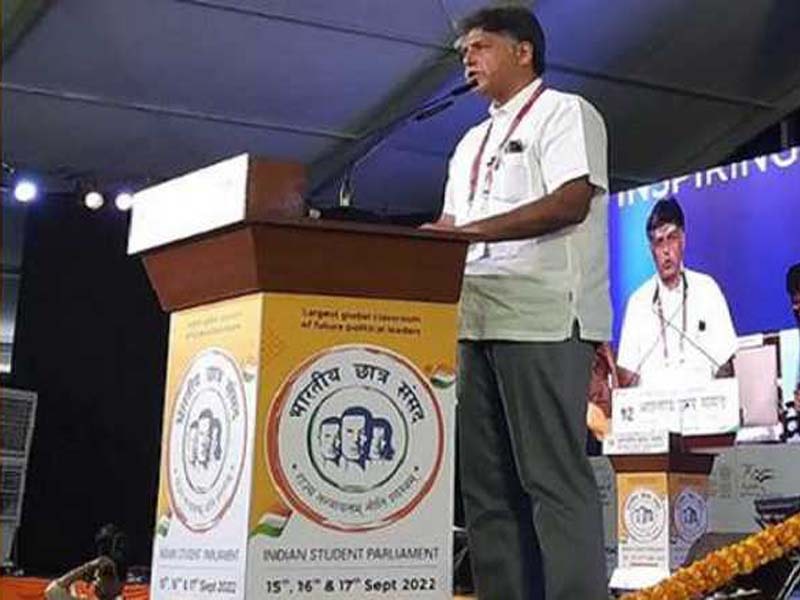 Social Media ac/s need to be compulsorily verified: Manish Tiwari