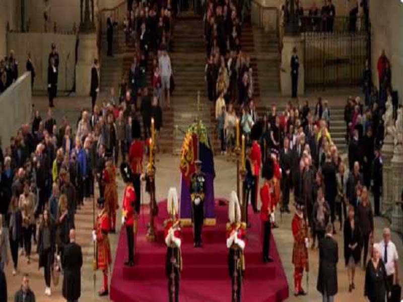 Queen’s queue nears total capacity with 24-hr wait