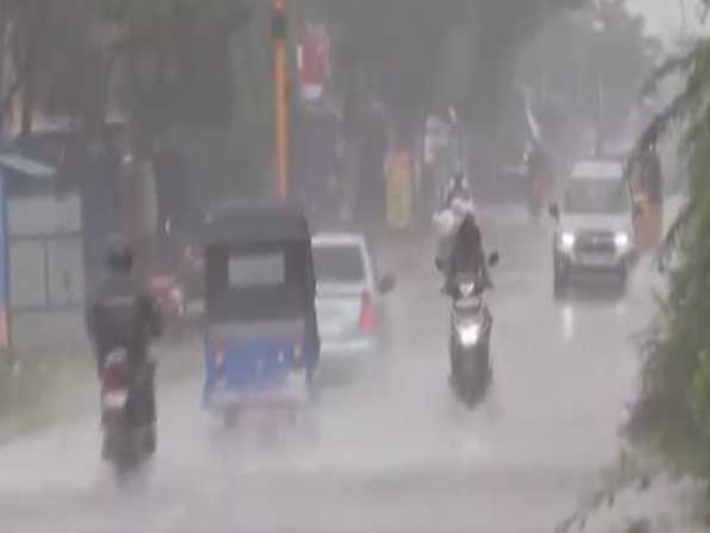 As Cyclonic Storm “Mandous” crosses the coast, heavy rains pelt Chennai and the suburbs.
