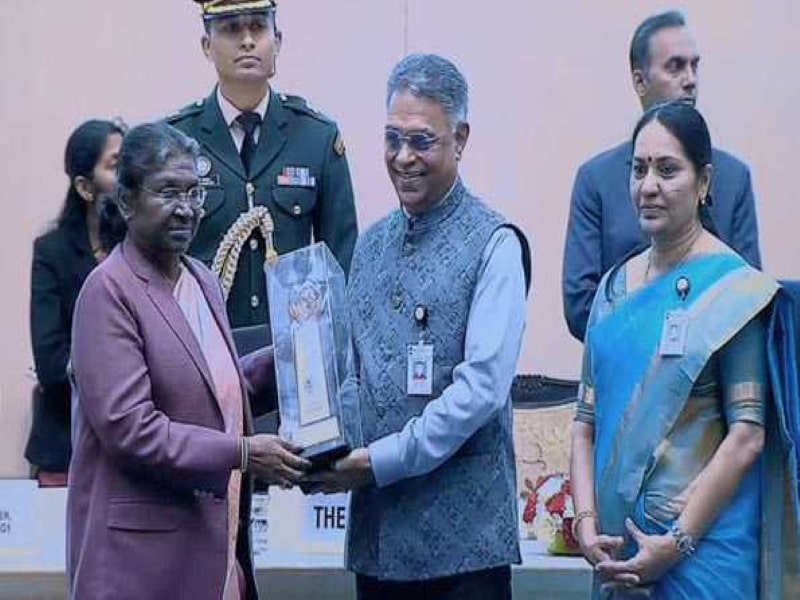Prez Murmu presents the NEEI award to ISRO’s VSSC.