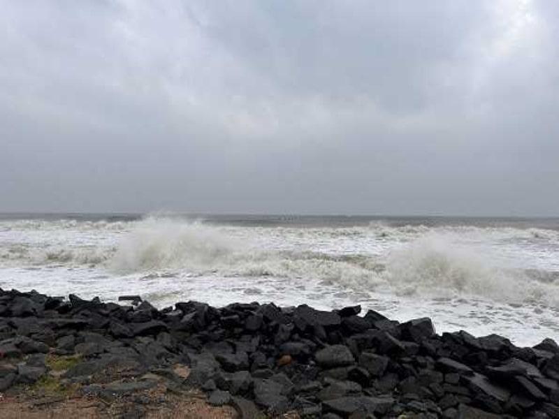 Road from Kakinada to Uppada Beach closed due to cyclone Mandous