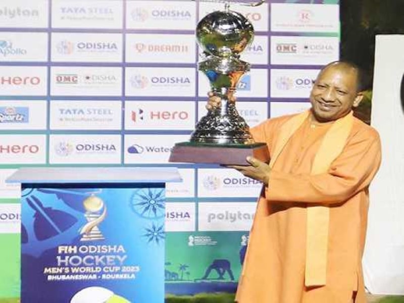 Yogi receives the trophy from the Hockey World Cup.