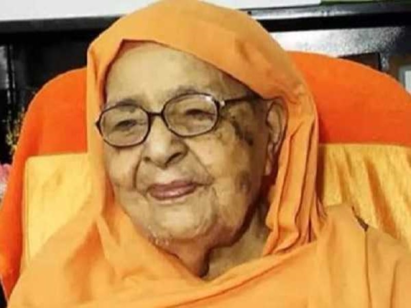 Pravrajika Bhaktiprana Mataji, president of Sarada Math, is honoured by the PM and Mamata.