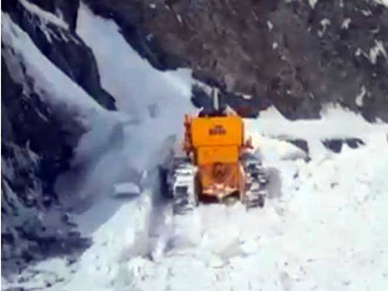 Road between Srinagar and Kargil is still blocked by snow and avalanches