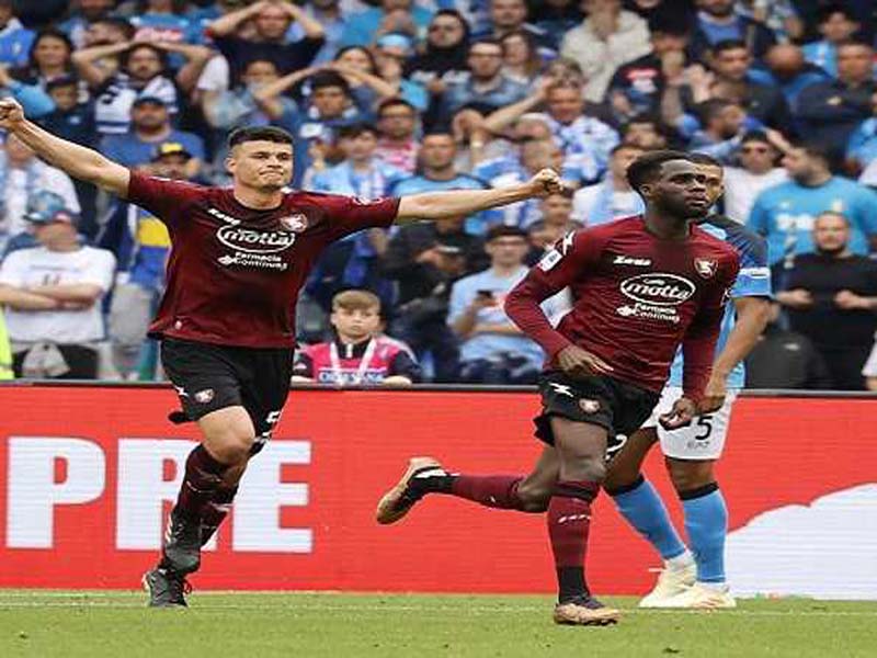 The title party in Napoli is postponed by Salernitana.