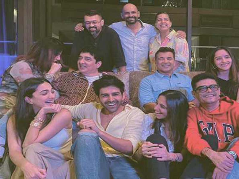‘Satyaprem Ki Katha’ crew is smiling in a snapshot that Kartik Aaryan shared.