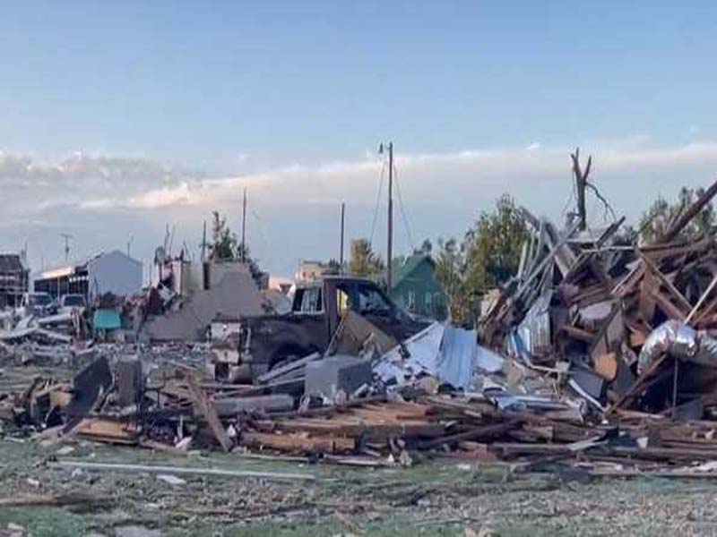 US: 3 people are killed and 100 injured by a strong tornado in Texas.