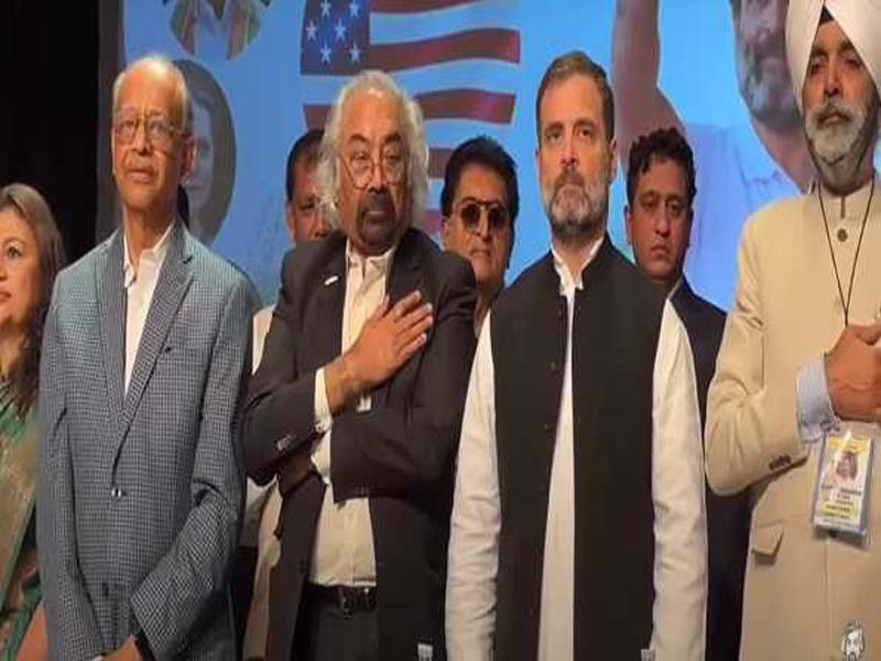 George Abraham receives the Lifetime Achievement Award from Rahul Gandhi.
