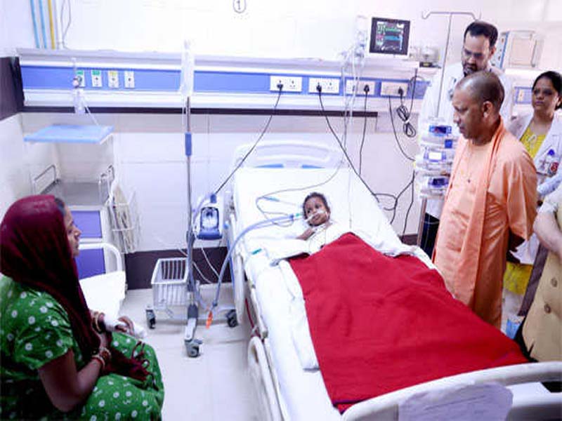 Inside the court, a yogi encounters a girl and a policeman is wounded.